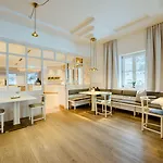 Crystls Apart Otel