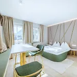 Crystls Apart Otel