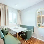 Crystls Apart Otel