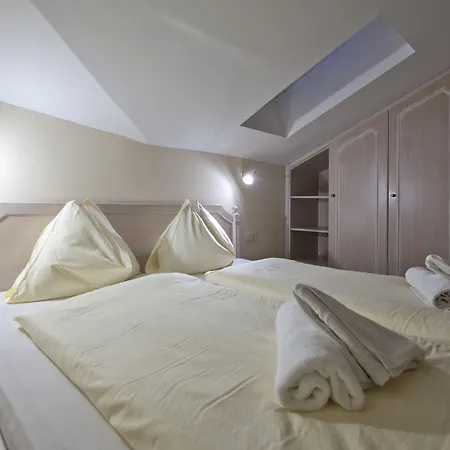 Hotel apartamentowy Crystls 4*